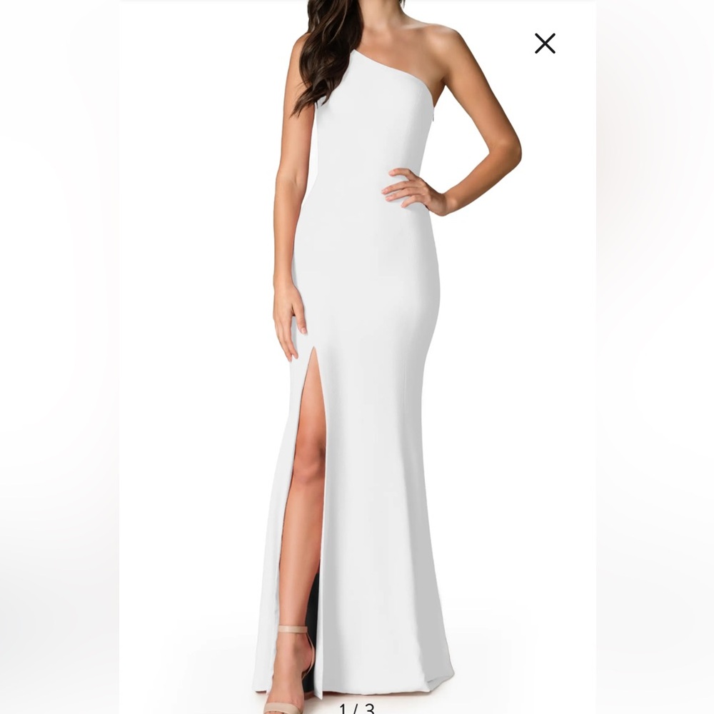 Dress the population Amy One-Shoulder Crepe Gown in Small